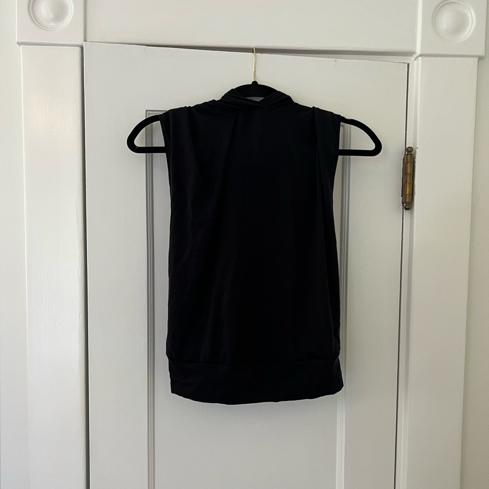 Yogasmoga Women's Hooded Tank Top (Kora)
Size: 2
[New]
Made in the USA